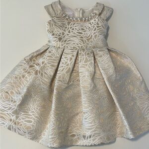 Gorgeous gold colored formal children’s dress Size: 2T EUC